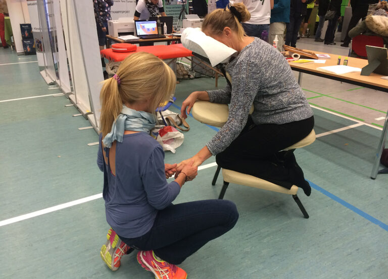 Massage während einer Messe auf dem Stuhl